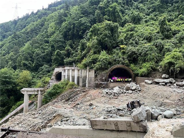新华视点｜全力以赴抢险——四川康定山洪泥石流灾害救援进